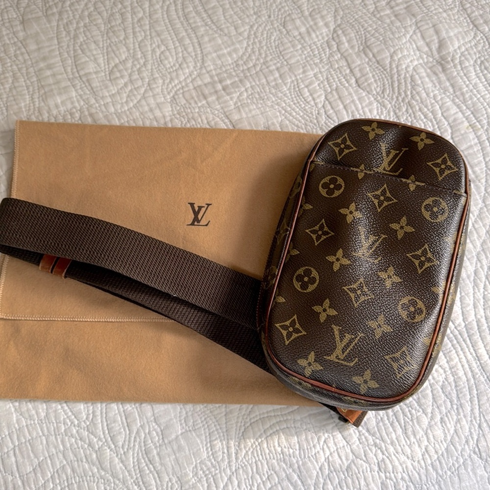 LOUIS VUITTON Monogram Pochette Gange